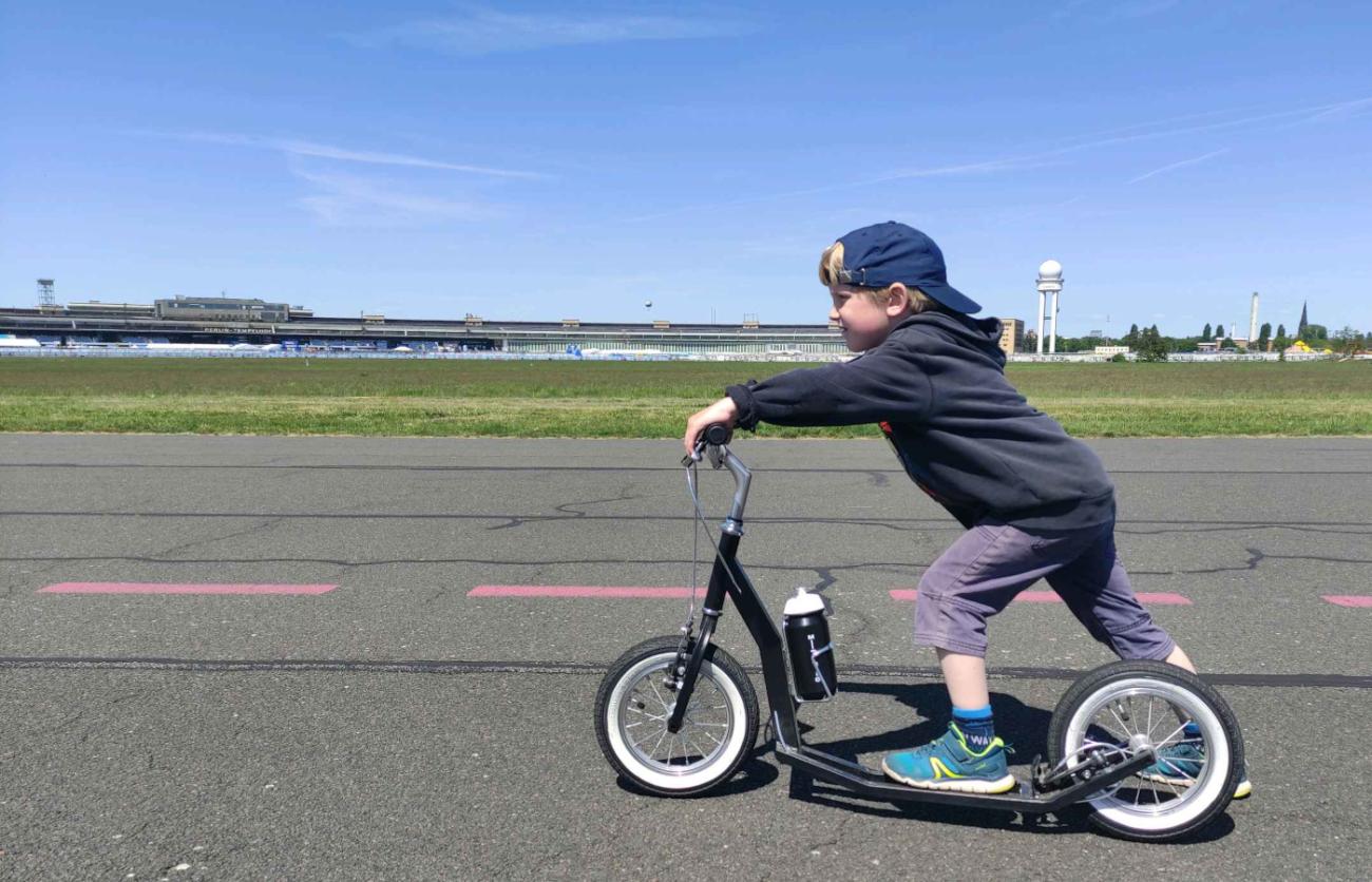 Tretroller K-Bike auf dem Tempelhofer Feld