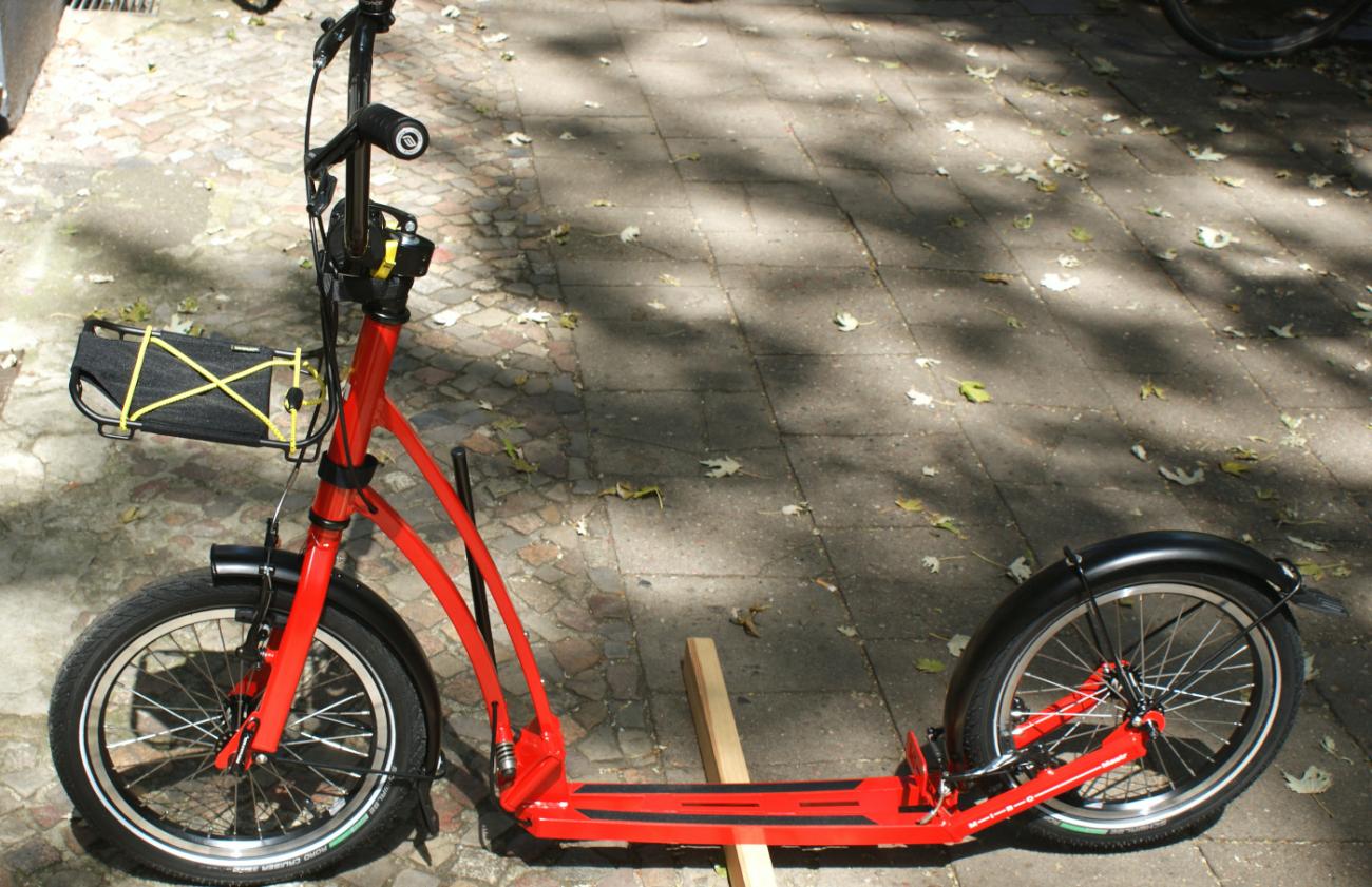 Tretroller M-I-B-O MASTR in Rot mit einem Gepäckträger