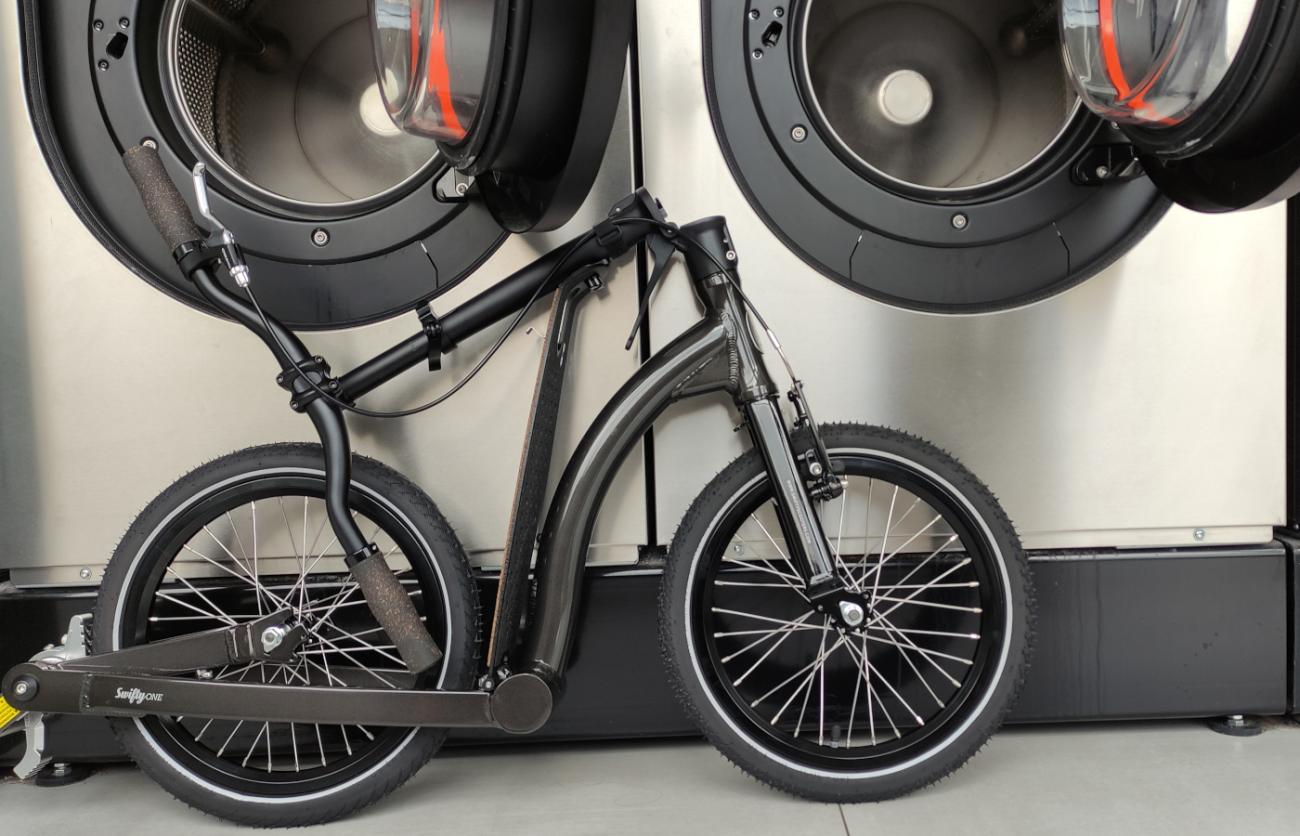 Tretroller Swifty One gefaltet im Waschsalon