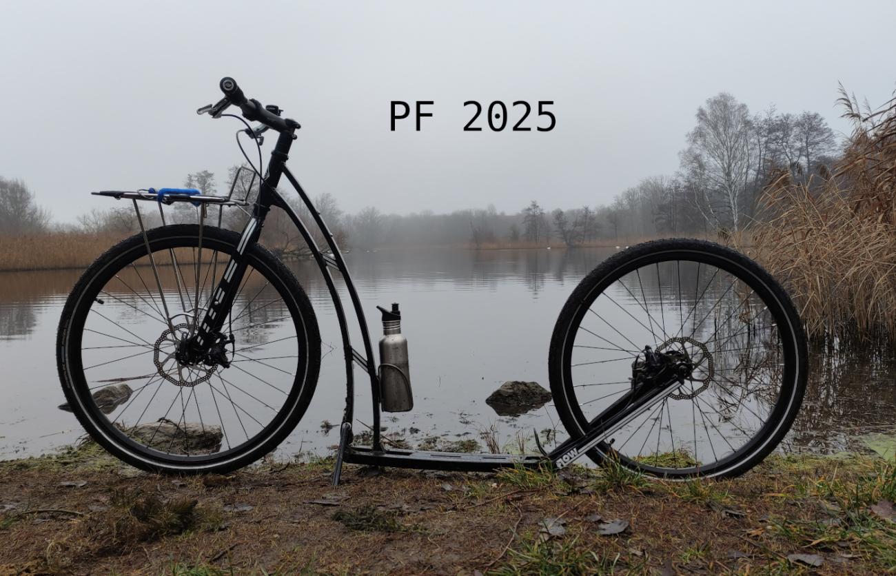 Tretroller für Erwachsene am See mit der Aufschrift: P.F. 2025