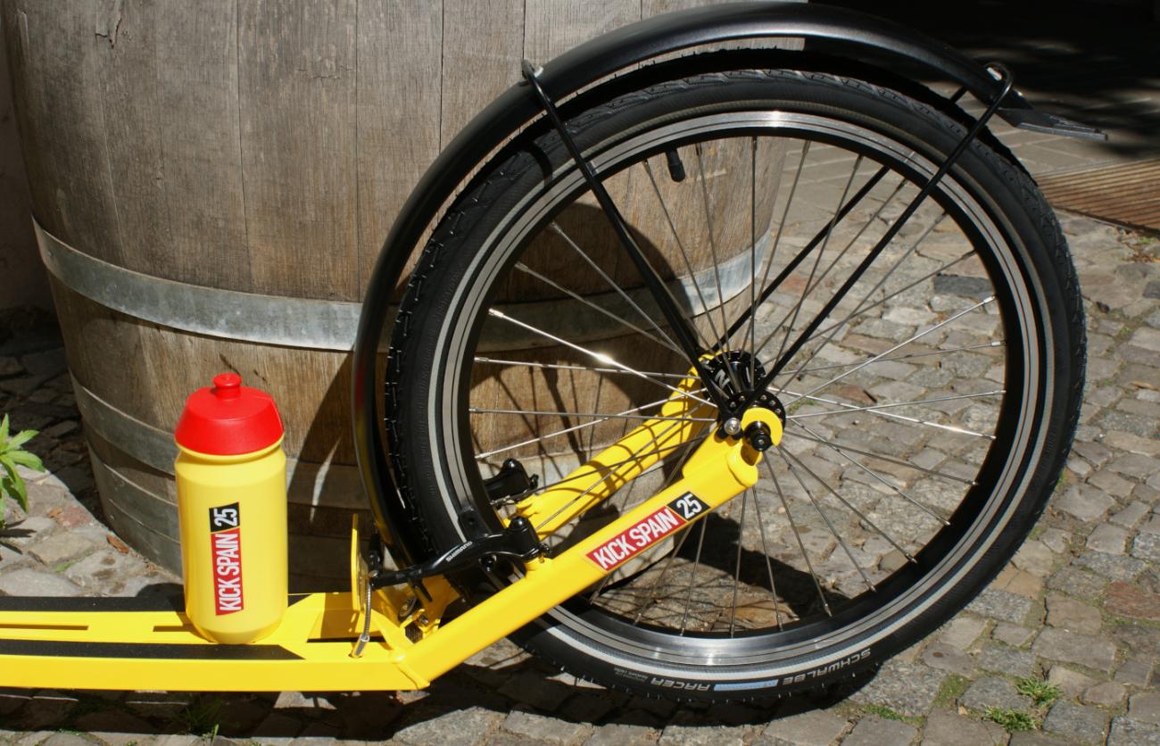 Hinterrad und Trittbrett eines Tretrollers für Erwachsene in der Sonderedition.