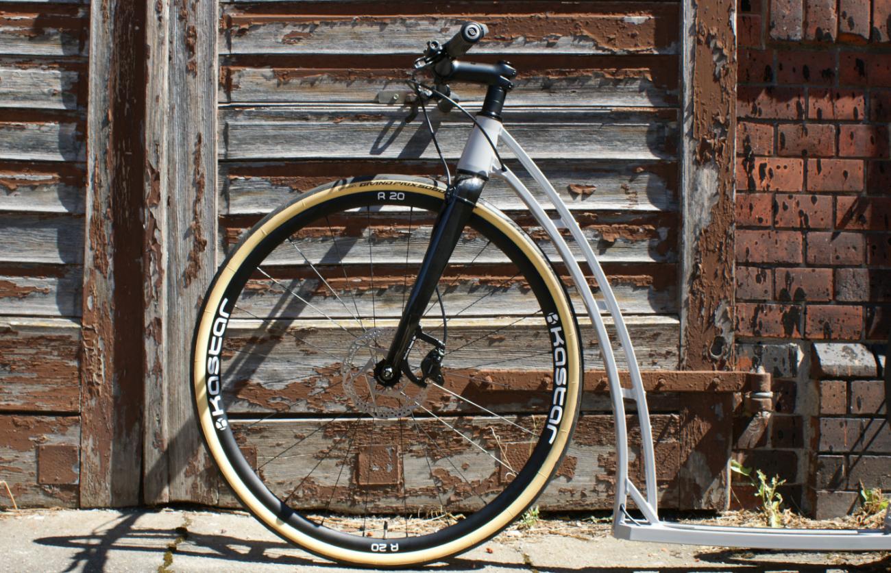 Vorderes Teil eines Tretrollers für Erwachsene mit Karbon-Gabel und einem 28 Zoll Laufrad. 