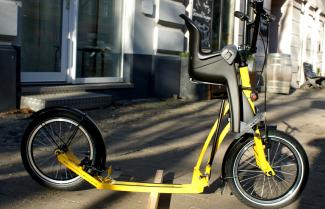 Faltbarer Tretroller mit Kindersitz