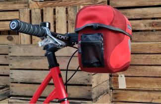 Tretroller mit einer Lenkertasche von Ortlieb