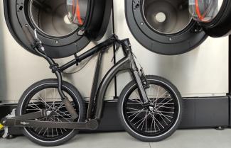 Tretroller Swifty One gefaltet im Waschsalon