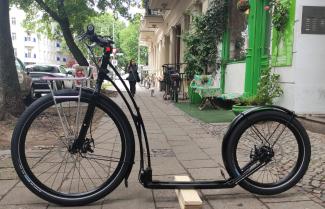 Tretroller mit Scheibenbremsen und Gepäckträger