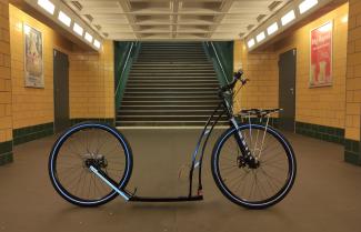 Tretroller MIBO Good Speed im U-Bahnaufgang Eberswalderstrasse