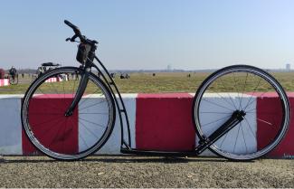 Tretroller mit zwei 28 Zoll Laufrädern am Tempelhofer Feld