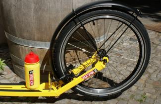 Hinterrad und Trittbrett eines Tretrollers für Erwachsene in der Sonderedition.